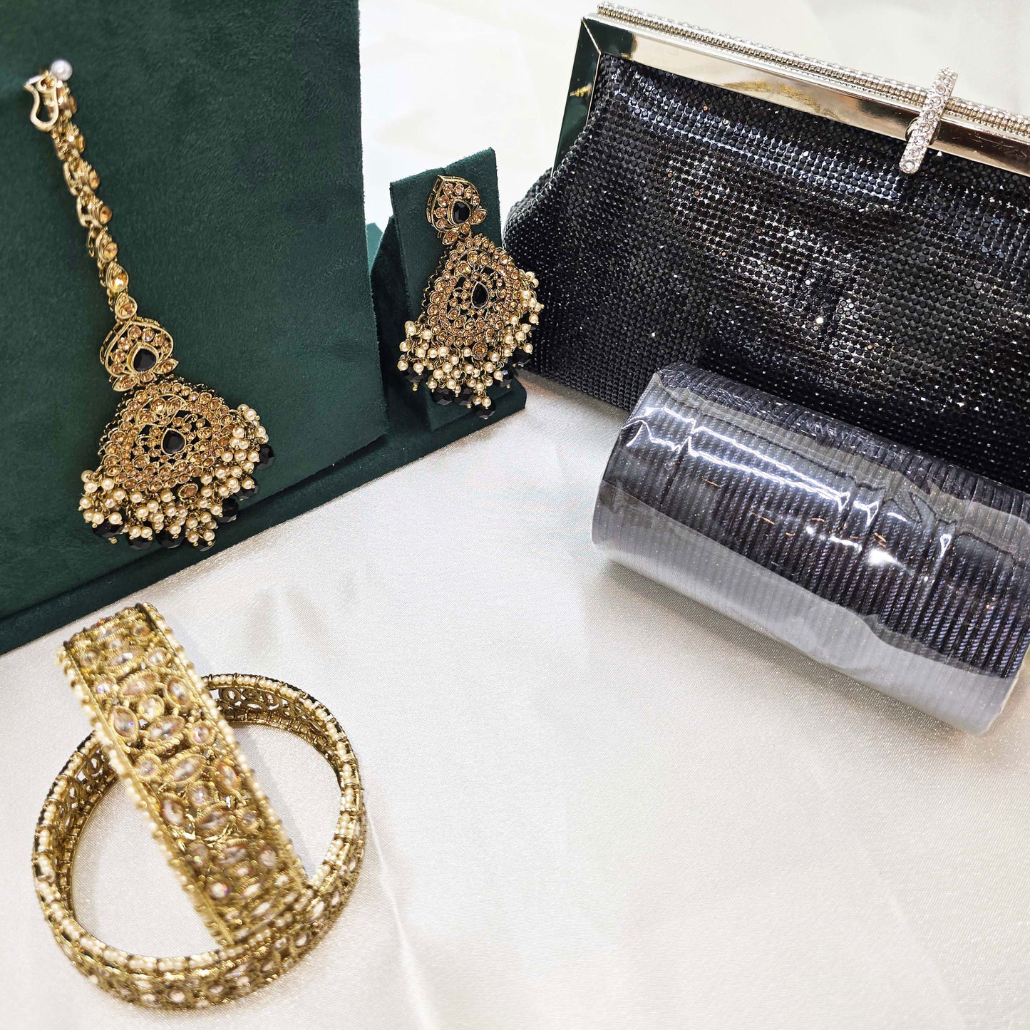 Black & Gold Partywear Jewellery Set with Modest Choker, Earrings, Bangles & Clutch – Ideal for Nikah or Evening Events