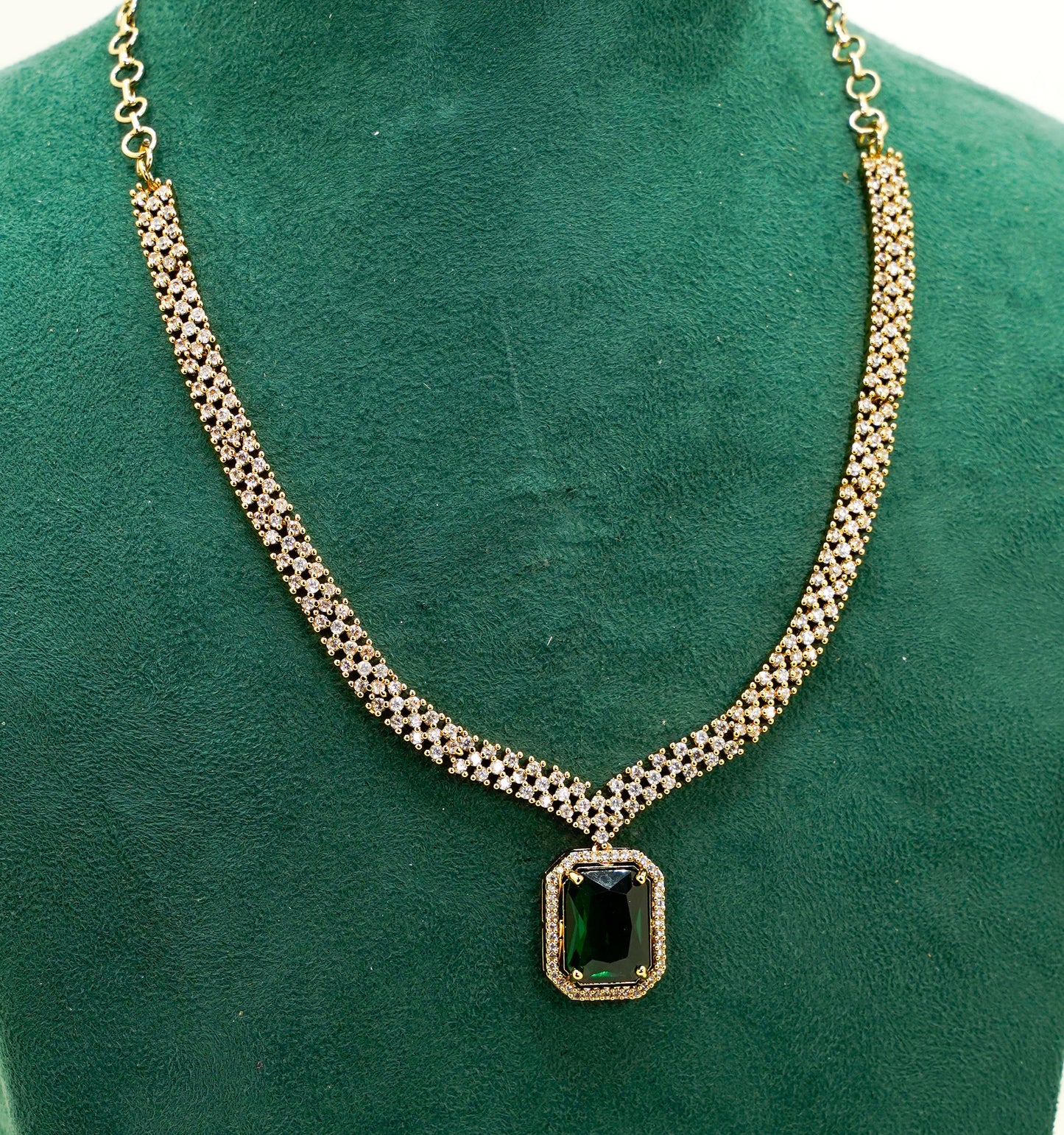 Green Elegant Catrine & Halo Necklace and Earrings Set