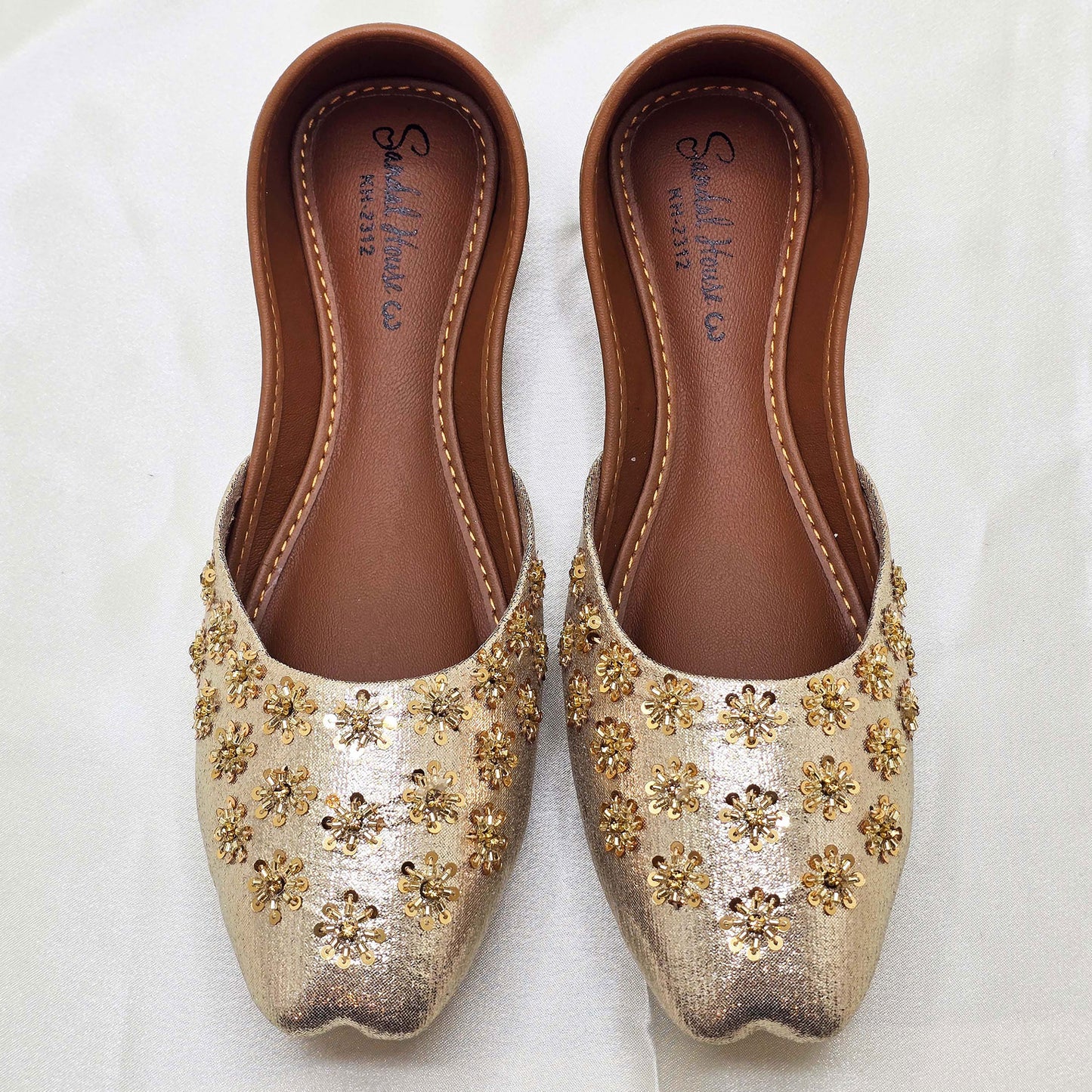 Modest Hand-Embroidered Khussa Shoes – Traditional Flat Footwear for Women’s Eid, Nikah & Walima