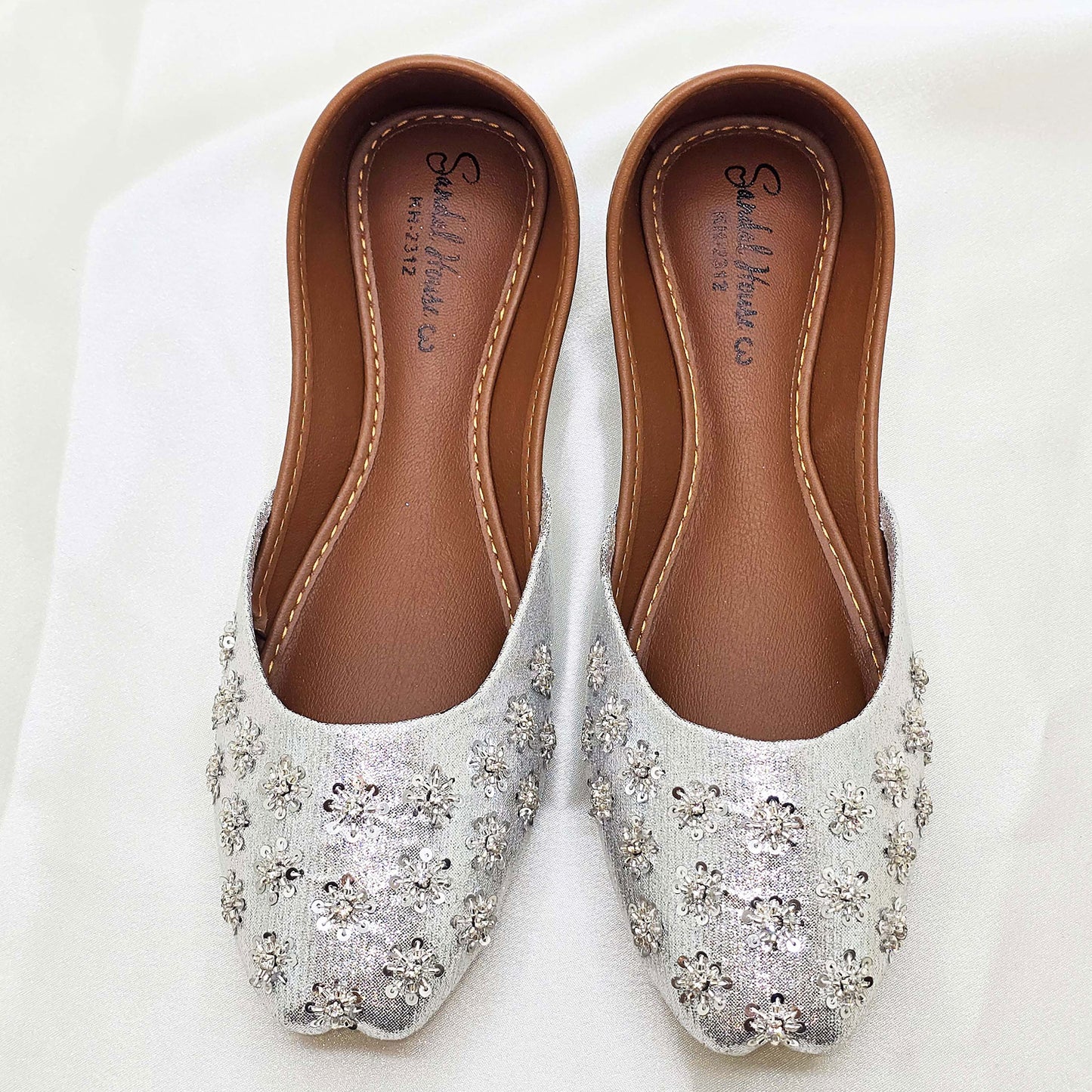 Modest Hand-Embroidered Khussa Shoes – Traditional Flat Footwear for Women’s Eid, Nikah & Walima